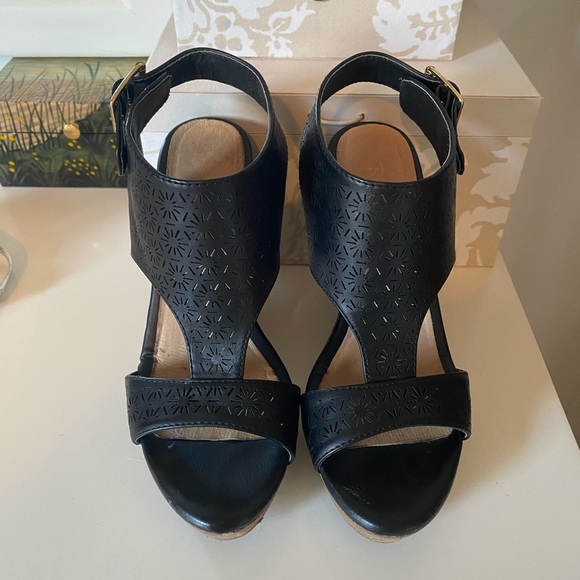 Restricted Black Wedges - Picture 3 of 7